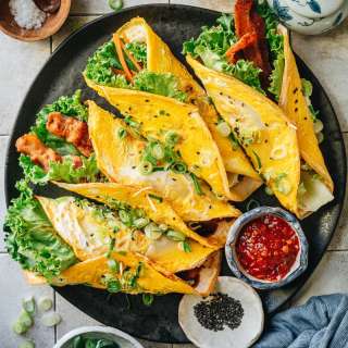 Ji Dan Bing (Chinese Breakfast Pancake, 鸡蛋饼)