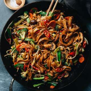 Vegetable Chow Fun (蔬菜炒河粉)