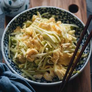 Chinese Yellow Chives and Eggs Stir Fry (韭黄炒鸡蛋)