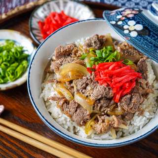 Gyudon (Japanese Beef Rice Bowl)