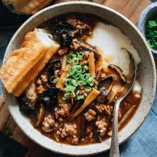 Dou Fu Nao (豆腐脑, Beijing-Style Tofu Pudding with Gravy)