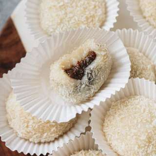 Coconut Mochi (糯米滋, Lo Mai Chi)