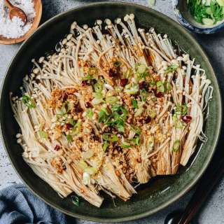 Steamed Enoki Mushrooms (蒜蓉金针菇)