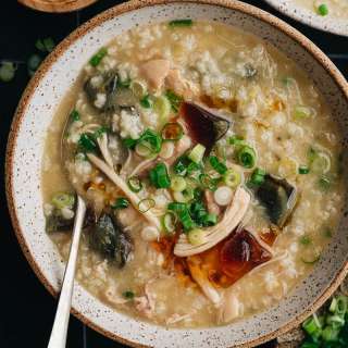 Century Egg Congee with Chicken (皮蛋瘦肉粥)
