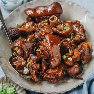 Chinese Braised Pork Trotters (红烧猪蹄)