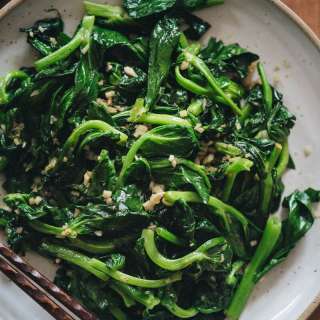 Stir-Fried Pea Shoots with Garlic (蒜蓉炒豆苗)