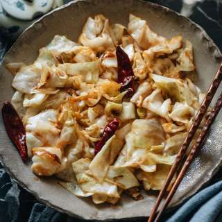 Chinese Sauteed Cabbage with Vinegar Sauce (醋溜卷心菜)