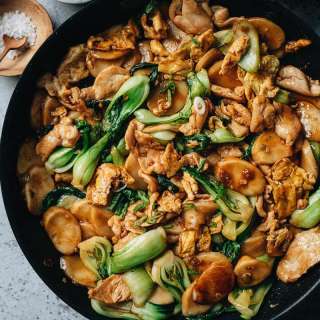Rice Cake Stir Fry (炒年糕, Chao Nian Gao)
