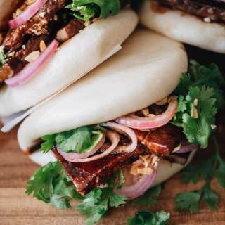 Gua Bao (Taiwanese Pork Belly Buns, 割包)