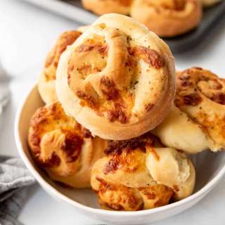 Cheesy Garlic Mozzarella Swirl Rolls