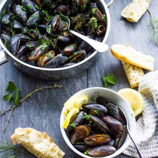 How to Cook Mussels with Garlic and Lemon Sauce