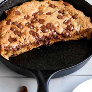 Nutella Stuffed Deep Dish Chocolate Chip Skillet Cookie (Pizookie)