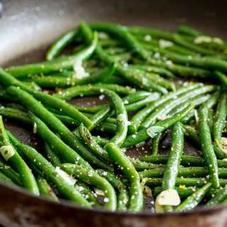Easy Skillet Garlic Green Beans Recipe