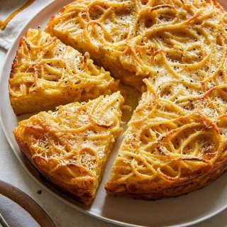 Cacio e Pepe Pasta Pie