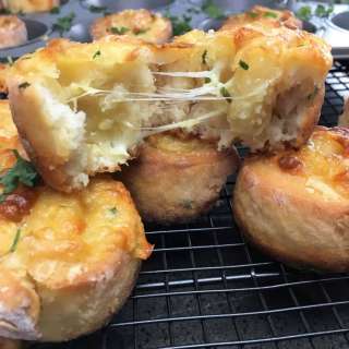 Quick Garlic Rolls (No Yeast)