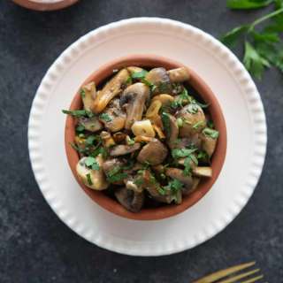 Spanish Garlic Mushrooms (Champiñones al Ajillo)