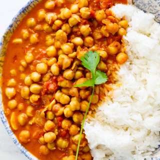 Easy creamy tomato chickpea curry