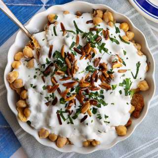 Easy Fatteh with Chickpeas and Crispy Pita