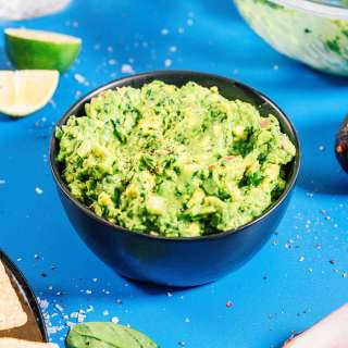 How To Make Healthy Guacamole Dip (Never Turns Brown!)