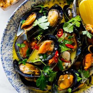 White wine garlic mussels