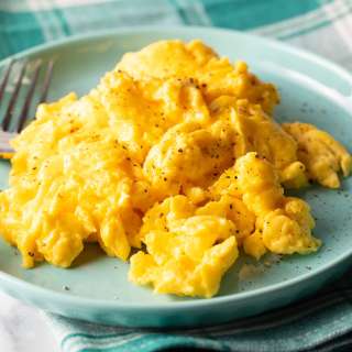 How to Scramble Eggs (Fluffy Scrambled Eggs)