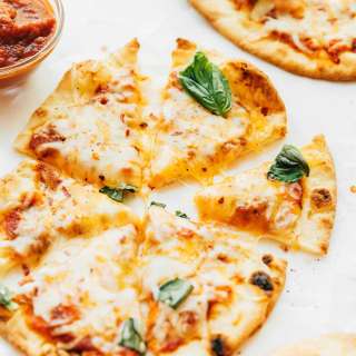 Easy Naan Pizza (Crispy Bottom!)