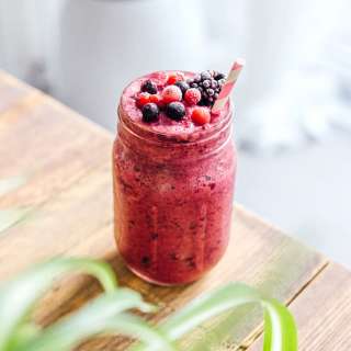4-Ingredient Red Cabbage Smoothie (With Berries)