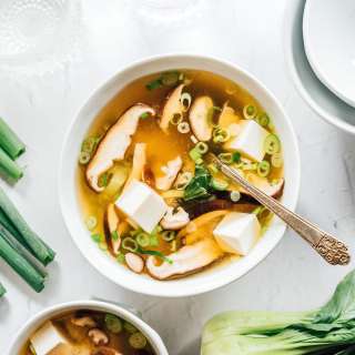 Easy Homemade Vegan Miso Soup (7 Ingredients)