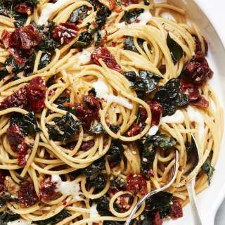 Sun Dried Tomato and Kale Pasta (with a white wine sauce!)