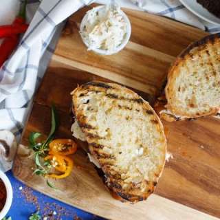 Southern-style pulled mushroom sandwich (vegan)
