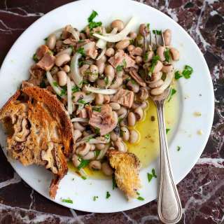Portuguese Salad of Black-Eyed Peas with Tuna | Salada de Feijão-Frade com Atum