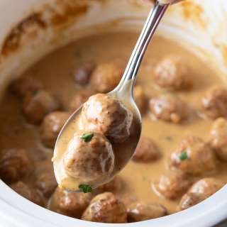 Easy Swedish Meatballs (Crockpot Recipe)