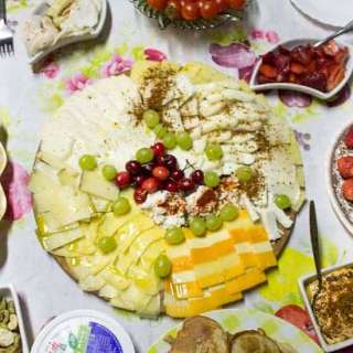 How to assemble a cheese platter