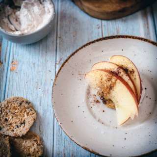 Cinnamon-kissed labaneh and apple crackers