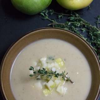 Creamy, vegan Jerusalem artichoke and apple soup