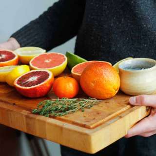 Spicy citrus salad with pistachios and thyme