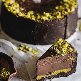 No-bake chocolate pistachio cake {gluten free chocolate pistachio tart, vegan option!}