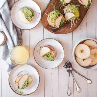 Apple and hummus pita breads