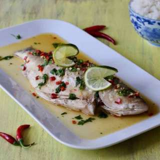 Pla Kapong Neung Manao (ปลากะพงนึ่งมะนาว)