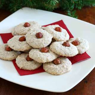 Haselnussmakronen (German Hazelnut Macaroons)