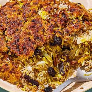Adas Polo (Persian Rice and Lentils with Caramelized Onions, Dates and Raisins)