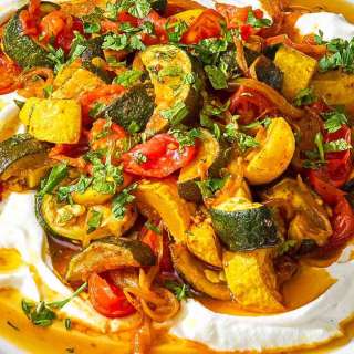 Borani Kadoo (Zucchini and Tomatoes with Garlic Yogurt)