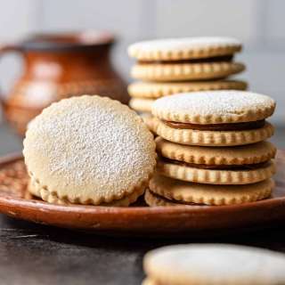 Alfajores (Dulce de Leche Sandwich Cookies)