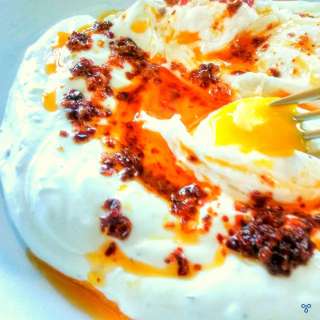 Çılbır Recipe (Turkish Poached Eggs With Yoghurt)