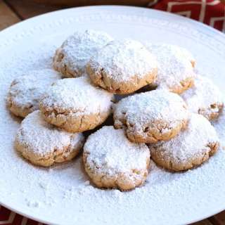 Kourabiedes (Greek Almond Cookies)