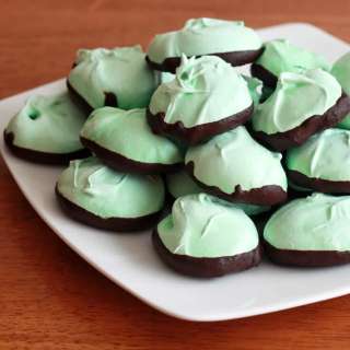 Mint Chocolate Meringues