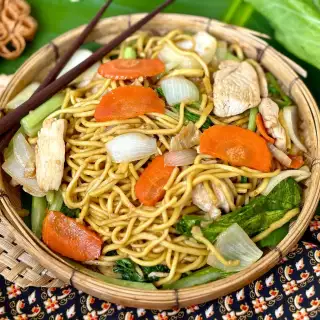 Chicken Egg Noodle Stir-Fry (Pad Mee Luang)