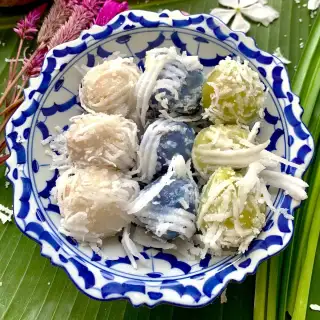 Khanom Tom Recipe (Thai Coconut Balls Dessert)