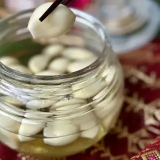 Easy Pickled Garlic Recipe (Kratiem Dong)