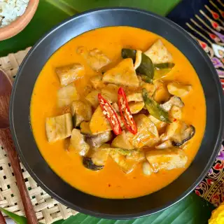 Vegetarian Thai Mushroom Curry Recipe (Gaeng Phed Hed)